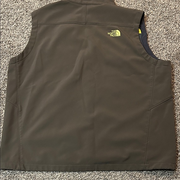 The North Face Men's Dark Brown Vest with Yellow Accents - Picture 4 of 4